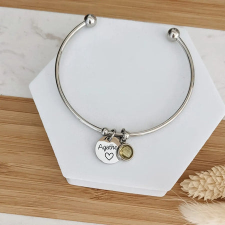 Braccialetto personalizzato con medaglione e pietra portafortuna.