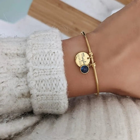 Braccialetto personalizzato con medaglione e pietra portafortuna.