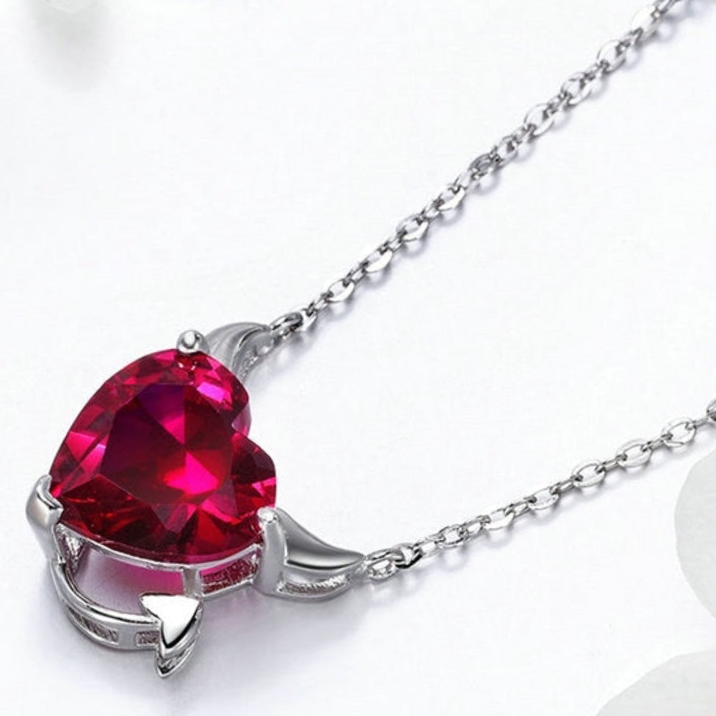 Collana a forma di cuore con angelo o diavolo 